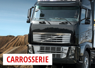 La cabine avant d'un camion noir dans le désert