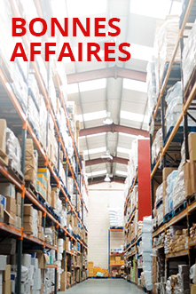 Un entrepôt avec des pièces camions rangés dans des racks de stockage
