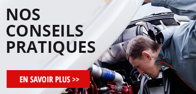 un technicien qui regarde l'intérieur du moteur de camions